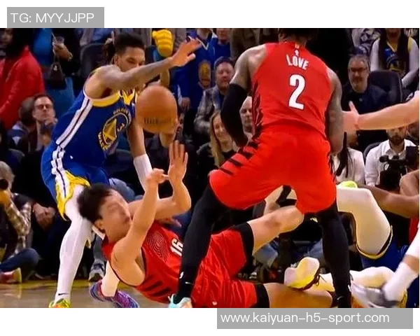 裁判赞赏杨瀚森表现出色赛后竖大拇指传递认可与鼓励