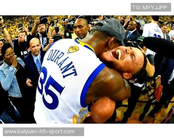 库里赞扬队友表现出色强调团队合作的重要性与团结精神 库里赞扬队友表现出色强调团队合作的重要性与团结精神